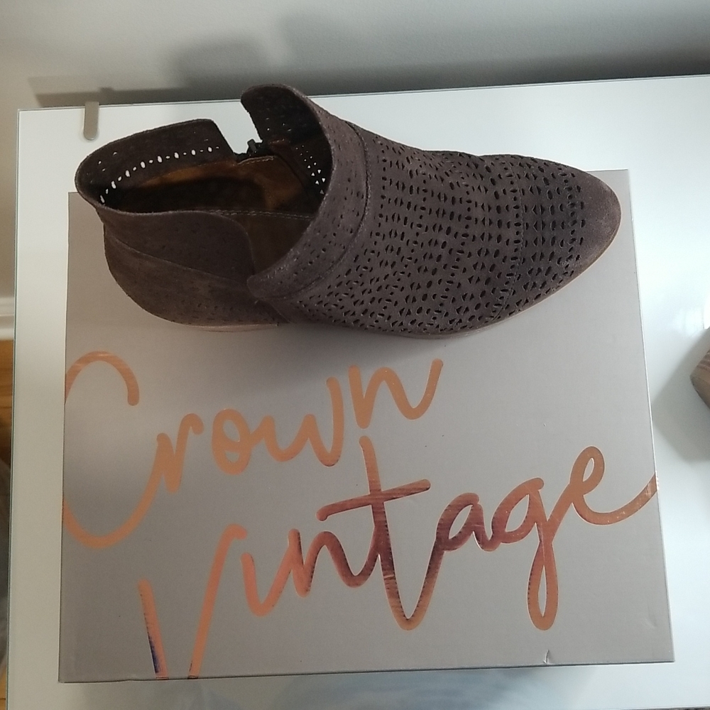 Crown Vintage women's suede boots